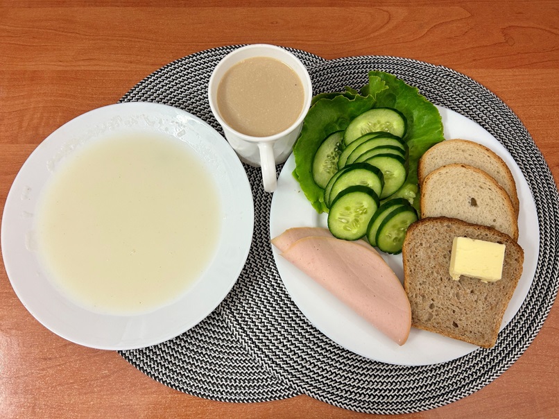 Na Zdjęciu : Kasza manna na mleku, Kawa zbożowa z mlekiem, Chleb mieszany pszenno-żytni, Chleb Graham, Masło extra 82%, Filet zapiekany drobiowy, Ogórek świeży, Sałata zielona